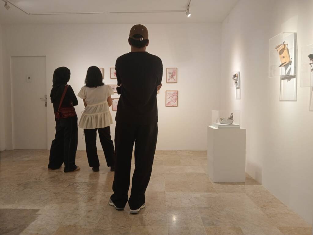 Ajeng Martia Saputri dan Metafora Rumah yang Terbakar